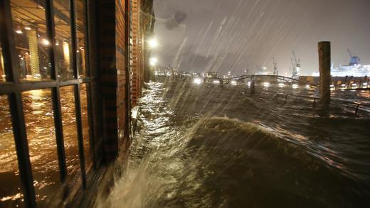 Orkantief Xaver - Die Fischauktionshalle am Fischmarkt in Hamburg steht am 05.12.2013 bei einer Sturmflut unter Wasser. Der Orkan Xaver stürmt über Norddeutschland. Orkantief Xaver - Die Fischauktionshalle am Fischmarkt in Hamburg steht am 05.12.2013 bei einer Sturmflut unter Wasser. Der Orkan Xaver stürmt über Norddeutschland.