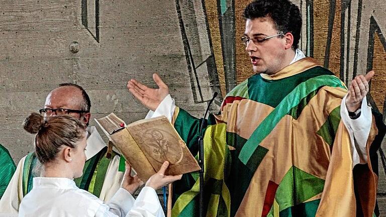 Die Karlstadter Pfarreiengemeinschaft St. Georg heißt in einem Festgottesdienst in der Pfarrkirche „Zur Heiligen Familie“ ihren neuen Stadtpfarrer Simon Mayer willkommen. Der 37-Jährige, der ursprünglich aus Lohr stammt, ist künftig für die beiden Karlstadter Pfarrgemeinden sowie für Gambach, Mühlbach, Laudenbach und Stadelhofen verantwortlich. Mayers Vorgänger Mariusz Falk war auf eigenen Wunsch nach Aidhausen in den Haßbergen gewechselt. Die Karlstadter Pfarreiengemeinschaft St. Georg heißt in einem Festgottesdienst in der Pfarrkirche „Zur Heiligen Familie“ ihren neuen Stadtpfarrer Simon Mayer willkommen. Der 37-Jährige, der ursprünglich aus Lohr stammt, ist künftig für die beiden Karlstadter Pfarrgemeinden sowie für Gambach, Mühlbach, Laudenbach und Stadelhofen verantwortlich. Mayers Vorgänger Mariusz Falk war auf eigenen Wunsch nach Aidhausen in den Haßbergen gewechselt.