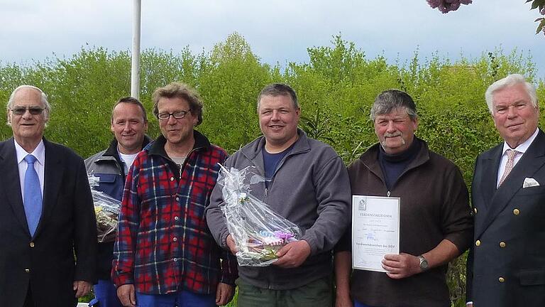 Die Männer mit dem grünen Daumen       -  (lsl)   Der Golfclub Schloss Mainsondheim mit Geschäftsführer Raimund Mahlberg (von links) ehrte die Greenkeeper Wolfgang Kapp, Herbert Brand, Wolfgang Grimmer und Uwe Hippelein für ihre Vereinstreue, Präsident Bernhard Lenz dankte dem Quartett für die Arbeit. Uwe Hippelein und Wolfgang Kapp sind seit den Gründertagen beim Club dabei, erst vier Jahre unter der Regie des Barons von Bechtolsheim und seit 25 Jahren beim Golfclub. Vor 20 Jahren kam Wolfgang Grimmer zum Golfclub und sein Kollege Herbert Brand hält seinem Arbeitgeber noch ein Jahr länger die Treue. Der Chef der Platzverschönerer, Uwe Hippelein, ist ausgebildeter Greenkeeper, Sportplatzbauer und Landschaftsgärtner. Ihm überreichte Raimund Mahlberg das Verdienstabzeichen des Deutschen Golfverbandes. Nach dem Umbau der Bechtolsheim-Scheune haben die Männer gute Arbeitsbedingungen auf dem Platz. Foto: Kerstin Bachmann