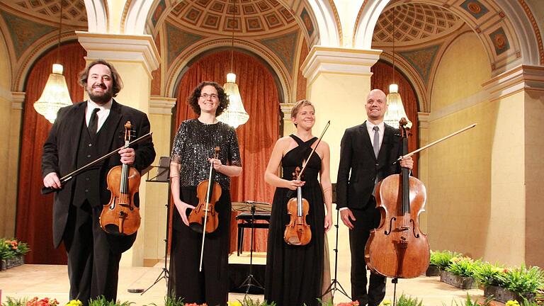 Musikalischev Schlagkraft: das Artemis-Quartett mit (von links) Gregor Sigl, Anthea Kreston, Vineta Sareika und Eckart Runge.  Foto: Thomas Ahnert       -  Musikalischev Schlagkraft: das Artemis-Quartett mit (von links) Gregor Sigl, Anthea Kreston, Vineta Sareika und Eckart Runge.  Foto: Thomas Ahnert