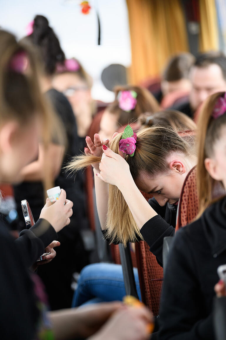 Bereits im Bus arbeiten die Cheerleader an ihrem Aussehen. Bereits im Bus arbeiten die Cheerleader an ihrem Aussehen.