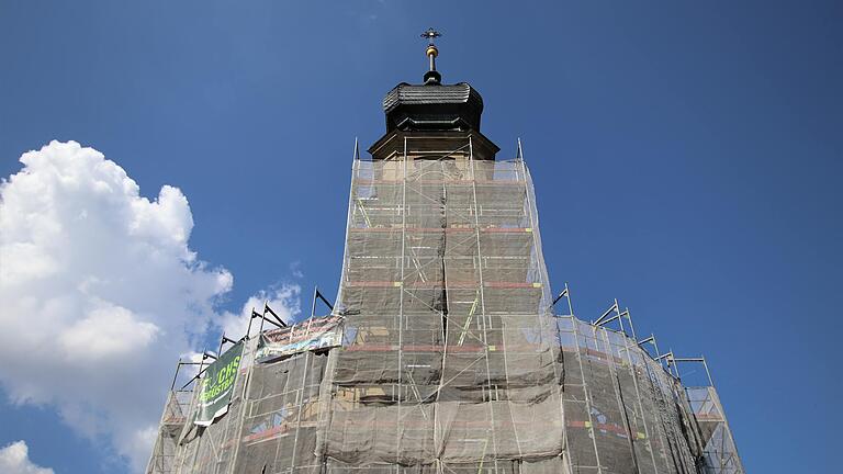 Hauptfassade und Turm der Kreuzkapelle in Etwashausen sind schon seit Längerem eingerüstet.