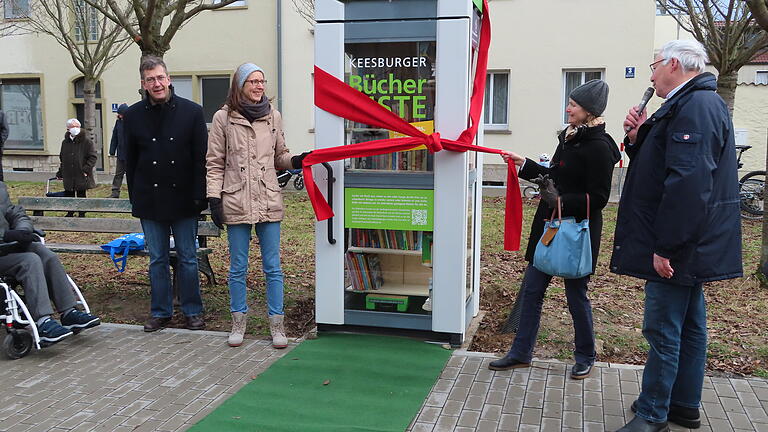 Scheife an 'BücherKISTE' Keesburg entfernt (von links): OB Christian Schuchardt, Katja Gärtig, Petra Bareis und Herbert Stapff.