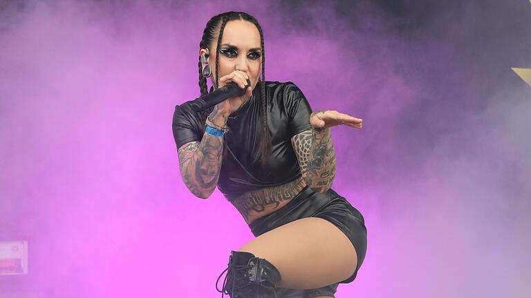 Der Matsch war zwar Gesprächsthema Nummer eins - doch natürlich würde auf den neun Bühnen auch mächtig gerockt: Tatiana Shmailyuk begeisterte mit ihrer ukrainischen Metalcore-Band Jinjer. Der Matsch war zwar Gesprächsthema Nummer eins - doch natürlich würde auf den neun Bühnen auch mächtig gerockt: Tatiana Shmailyuk begeisterte mit ihrer ukrainischen Metalcore-Band Jinjer.