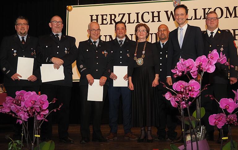 Geehrt wurden mehrere Top-Floriansjünger der Freiwilligen Feuerwehr Niederwerrn (von links): Bernhard Grau und Bernd Pötsch (für 25 Jahre aktiven Dienst), Hartmut Schumm (geehrt für 40 Dienstjahre), Florian Negwer (25 Jahre im Dienst), Bürgermeisterin Bettina Bärmann, Erster Kommandant Mario Miller, Landrat Florian Töpper und Kreisbrandrat Holger Strunk. Geehrt wurden mehrere Top-Floriansjünger der Freiwilligen Feuerwehr Niederwerrn (von links): Bernhard Grau und Bernd Pötsch (für 25 Jahre aktiven Dienst), Hartmut Schumm (geehrt für 40 Dienstjahre), Florian Negwer (25 Jahre im Dienst), Bürgermeisterin Bettina Bärmann, Erster Kommandant Mario Miller, Landrat Florian Töpper und Kreisbrandrat Holger Strunk.