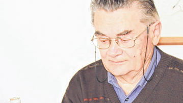 Eine der Stabbrandbomben hat Fritz Roßteuscher aufgehoben.