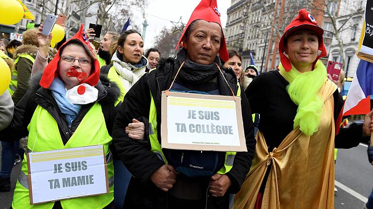Demonstrantinnen der Bewegung 'Gelbwesten' in Paris Demonstrantinnen der Bewegung 'Gelbwesten' in Paris