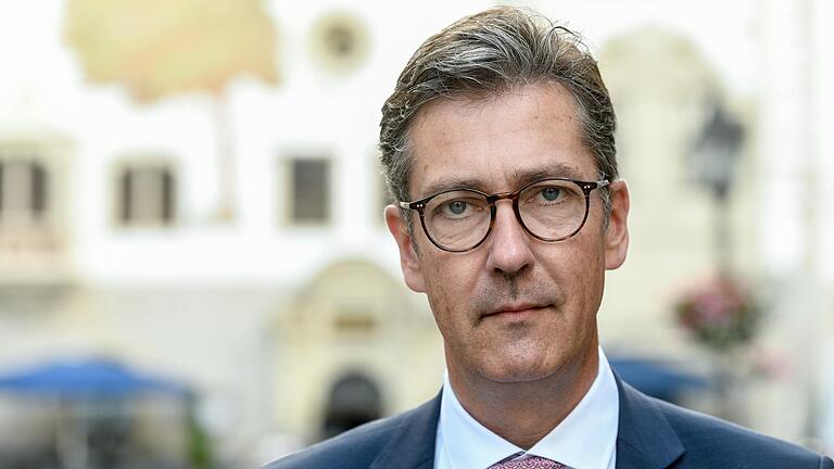 Der Würzburger Oberbürgermeister Christian Schuchardt sagt: 'Die Stadt Würzburg trägt die moralische Verantwortung gegenüber den Betroffenen und erkennt ihr seelisches und körperliches Leid an.' Der Würzburger Oberbürgermeister Christian Schuchardt sagt: 'Die Stadt Würzburg trägt die moralische Verantwortung gegenüber den Betroffenen und erkennt ihr seelisches und körperliches Leid an.'
