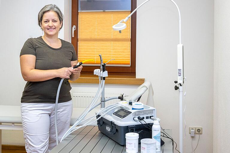 Sonja Porch, zahnmedizinische Fachangestellte der Praxis Dr. Karola Weinreich, reinigt im Rathaus von Bastheim medizinische Geräte. Die Hygieneregeln müssen auch in der mobilen Praxis eingehalten werden. Sonja Porch, zahnmedizinische Fachangestellte der Praxis Dr. Karola Weinreich, reinigt im Rathaus von Bastheim medizinische Geräte. Die Hygieneregeln müssen auch in der mobilen Praxis eingehalten werden.
