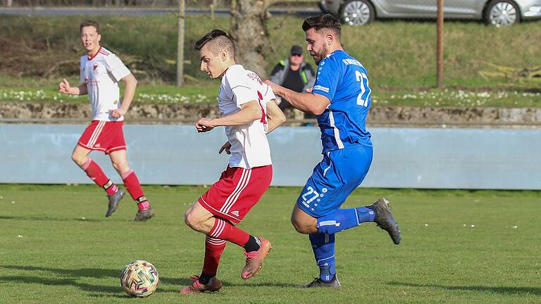 Steffen Barthel (links) ist aktuell Spielertrainer in seinem Heimatverein. Die erste Mannschaft der (SG) SV Gelchsheim, eine Spielgemeinschaft mit dem TSV Aub, spielt in der Kreisliga. Steffen Barthel (links) ist aktuell Spielertrainer in seinem Heimatverein. Die erste Mannschaft der (SG) SV Gelchsheim, eine Spielgemeinschaft mit dem TSV Aub, spielt in der Kreisliga.