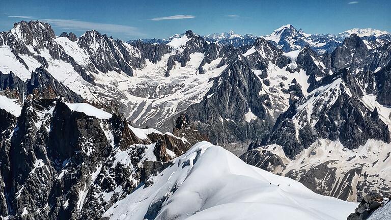 Suche nach vermissten Deutschen am Mont Blanc geht weiter - Am Mont Blanc verunglücken immer wieder Bergsteiger (Archivfoto). Suche nach vermissten Deutschen am Mont Blanc geht weiter - Am Mont Blanc verunglücken immer wieder Bergsteiger (Archivfoto).