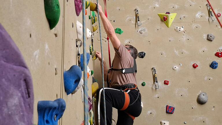 Timo erreicht beim zweiten Versuch an der Wand sein Routenziel. Timo erreicht beim zweiten Versuch an der Wand sein Routenziel.