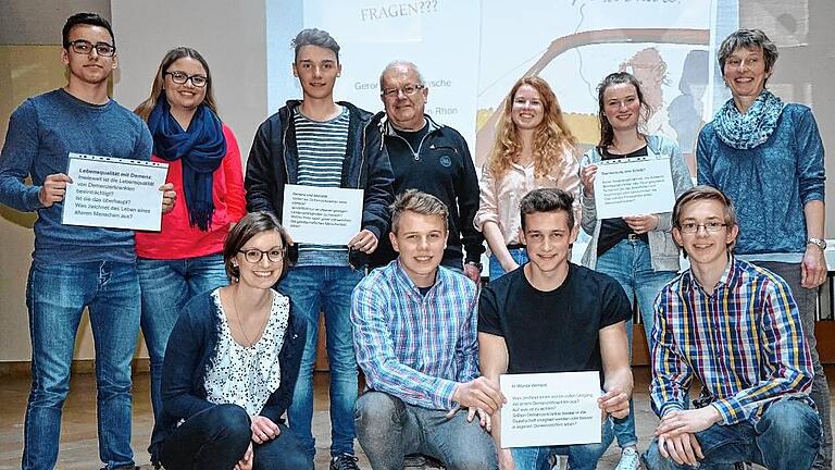 Was war heute morgen, gestern abend? Für Demenzkranke verschwimmt die Zeit, verblasst die Erinnerung.Rebecca Seemann (vorne links) vom Modellprojekt &bdquo;Gerontopsychiatrische Vernetzung in der Region Main-Rhön&ldquo; machte sich mit Lehrern und Schülern des Celtis-Gymnasiums Gedanken zum Thema Demenz.