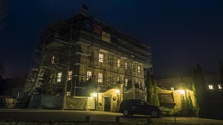 Exhumierung nach Tod in Seniorenheim       -  ARCHIV - Die Seniorenresidenz Schloss Gleusdorf in Untermerzbach (Bayern) ist am 24.11.2016 während der blauen Stunde zu sehen. Aufgrund mehrerer ungeklärter Todesfälle von Heimbewohnern wurden laut Polizei und Staatsanwaltschaft Bamberg die Geschäftsführerin und der Pflegedienstleiter der Seniorenresidenz verhaftet. Foto: Nicolas Armer/dpa (zu dpa «Nach Todesfällen in Seniorenheim exhumieren Ermittler eine Leiche» vom 19.12.2016) +++(c) dpa - Bildfunk+++ | Verwendung weltweit
