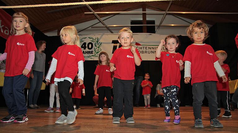 Auch die kleinsten Aktiven vom TTC Kinderturnen zeigten beim Kommers zum 40-jährigen Gründungsjubiläum des TTC Waldbrunn auf der Bühne, wie sie sich sportlich betätigen.