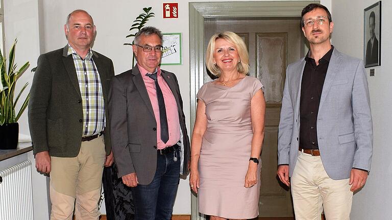Landrätin Tamara Bischof tauschte sich mit Michael Grimm (von links) und Herbert Siedler vom Amt für Ernährung, Landwirtschaft und Forsten Würzburg-Kitzingen sowie dem neuen Leader-Koordinator für Unterfranken Daniel Pascal Klaehre aus. Landrätin Tamara Bischof tauschte sich mit Michael Grimm (von links) und Herbert Siedler vom Amt für Ernährung, Landwirtschaft und Forsten Würzburg-Kitzingen sowie dem neuen Leader-Koordinator für Unterfranken Daniel Pascal Klaehre aus.