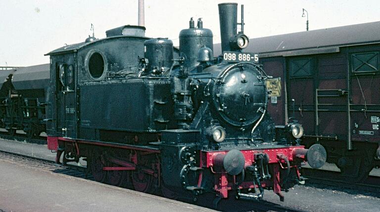 Nach ihrer Ausmusterung 1970 stand die Lok viele Jahre im Bahnbetriebswerk Schweinfurt.