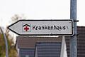 Hinweisschild mit der Aufschrift &bdquo;Krankenhaus&rdquo;       -  Die Klinikreform der Ampel dürfte die Zahl der Krankenhäuser schrumpfen lassen. (Symbolbild)