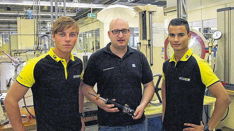 Wie schaut ein Stoßdämpfer von innen aus? Bei ZF Race erhielten Nachwuchsrennfahrer der Deutsche Post Speed Academy technischen Einblick. Von links: Marvin Kirchhöfer, Renningenieur Ben Küttner und Pascal Wehrlein.