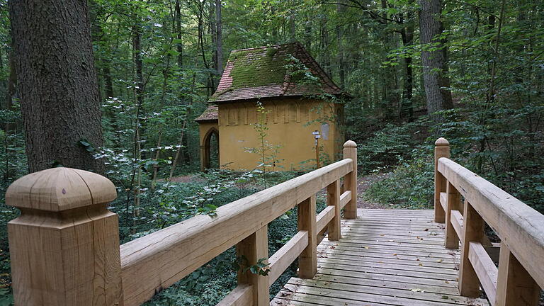 Der Landschaftsgarten Bettenburg: Zu Beginn des Rundwegs trifft man auf die Totenkapelle.