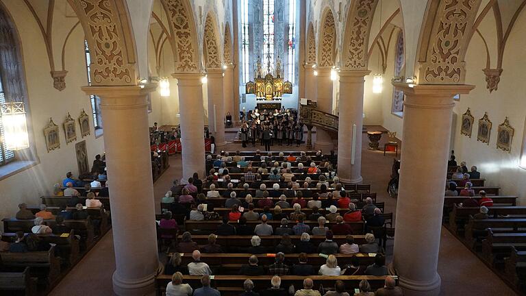 Die Liedertafel Bischofsheim und die Musikkapelle Haselbach luden am Abend des Ostermontags zu einem Benefizkonzert in die frisch renovierte Bischofsheimer Stadtpfarrkirche ein.