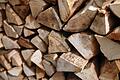 Kaminholz.jpeg       -  Rund 1,1 Millionen Haushalte in Deutschland nutzen Scheitholz, Holzpellets oder Holzhackschnitzel in Heizkesseln als primäre Energiequelle zum Heizen des kompletten Wohnraums.