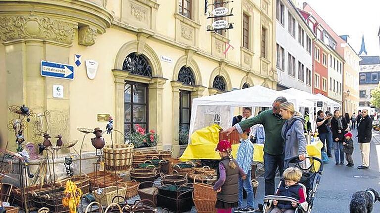 Körbe, Ketten, Kittelschürzen - (rw) Edles, wie echten französischen Cognac aus der Partnerstadt Fléac, kaltgepresstes Olivenöl aus Sizilien, likörartigen Balsamico-Essig, fränkischen Bremser, aber auch banales wie Jogginghosen, Kittelschürzen, Gürtel in allen Farben und Längen, Hemden, Hosen, Jacken, Flechtkörbe für Blumen und zum Einkaufen, Halsketten und Ringe, Uhren und Dekoratives für den Garten: Das und noch viel mehr fanden die Besucher am Sonntag in der Altstadt von Marktbreit beim Kirchweihmarkt. Händler boten ihre Waren feil, darunter Praktisches, Kunst und Krempel, Nützliches und Unnützes. Die Besucher machten sich zunächst rar und die ersten zweieinhalb Stunden waren die Verkäufer weitgehend unter sich. Aber am frühen Nachmittag strömten die Schau- und Kauflustigen zum Einkaufsbummel in die Stadt. Körbe, Ketten, Kittelschürzen - (rw) Edles, wie echten französischen Cognac aus der Partnerstadt Fléac, kaltgepresstes Olivenöl aus Sizilien, likörartigen Balsamico-Essig, fränkischen Bremser, aber auch banales wie Jogginghosen, Kittelschürzen, Gürtel in allen Farben und Längen, Hemden, Hosen, Jacken, Flechtkörbe für Blumen und zum Einkaufen, Halsketten und Ringe, Uhren und Dekoratives für den Garten: Das und noch viel mehr fanden die Besucher am Sonntag in der Altstadt von Marktbreit beim Kirchweihmarkt. Händler boten ihre Waren feil, darunter Praktisches, Kunst und Krempel, Nützliches und Unnützes. Die Besucher machten sich zunächst rar und die ersten zweieinhalb Stunden waren die Verkäufer weitgehend unter sich. Aber am frühen Nachmittag strömten die Schau- und Kauflustigen zum Einkaufsbummel in die Stadt.