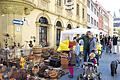 Körbe, Ketten, Kittelschürzen       -  (rw)   Edles, wie echten französischen Cognac aus der Partnerstadt Fléac, kaltgepresstes Olivenöl aus Sizilien, likörartigen Balsamico-Essig, fränkischen Bremser, aber auch banales wie Jogginghosen, Kittelschürzen, Gürtel in allen Farben und Längen, Hemden, Hosen, Jacken, Flechtkörbe für Blumen und zum Einkaufen, Halsketten und Ringe, Uhren und Dekoratives für den Garten: Das und noch viel mehr fanden die Besucher am Sonntag in der Altstadt von Marktbreit beim Kirchweihmarkt. Händler boten ihre Waren feil, darunter Praktisches, Kunst und Krempel, Nützliches und Unnützes. Die Besucher machten sich zunächst rar und die ersten zweieinhalb Stunden waren die Verkäufer weitgehend unter sich. Aber am frühen Nachmittag strömten die Schau- und Kauflustigen zum Einkaufsbummel in die Stadt.