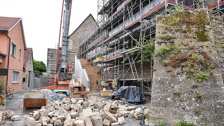 Der Wiederaufbau des Ostflügels von Burg Brattenstein steht kurz vor der Vollendung. 1,6 Millionen Euro gibt die Stadt Röttingen dafür heuer aus. Der Wiederaufbau des Ostflügels von Burg Brattenstein steht kurz vor der Vollendung. 1,6 Millionen Euro gibt die Stadt Röttingen dafür heuer aus.