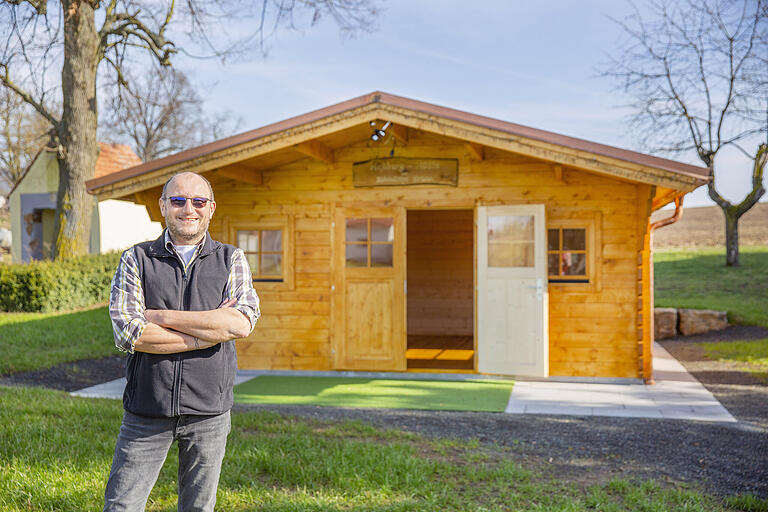 Thomas Schmitt zeigt seine neue 'Haßberg-Hütte am Schmittles Brünn', das Herzstück des zukünftigen Biergartens, der davor entstehen soll.