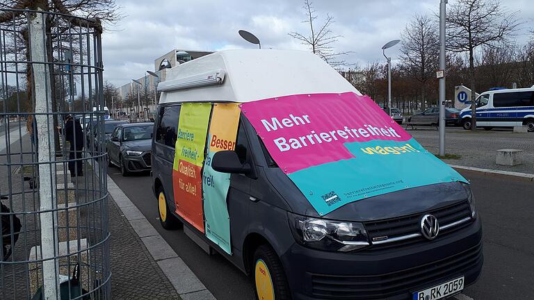 Dr. Sigrid Arnade ist aktuell auf einer Bustour quer durch Deutschland unterwegs ist, um Politiker zum Barrierefreiheits-Gesetz zu befragen. Der Verein WüSL gewann sie für ein Interview.