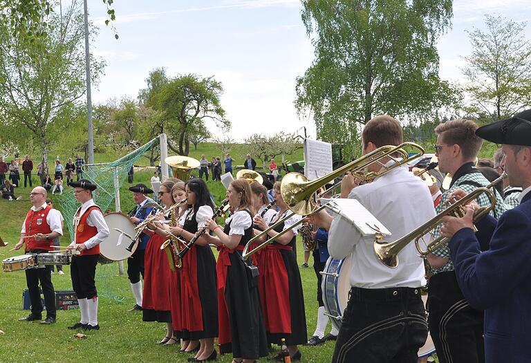 Umrahmt von der erwachenden Natur am Festgelände erklang der Gemeinschaftschor aller sieben Musikkapellen. Im Vordergrund stehen die Damen der Musikfreunde Waldsachsen. Umrahmt von der erwachenden Natur am Festgelände erklang der Gemeinschaftschor aller sieben Musikkapellen. Im Vordergrund stehen die Damen der Musikfreunde Waldsachsen.