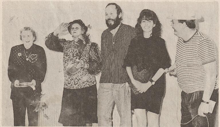 Lidwina Haßfurter und Ursula Bergmann (von links) starteten die Tradition der Bunten Abende in Eichelsdorf. Das Zeitungsfoto entstand 1993 zum 25-jährigen Bühnenjubiläum der beiden.