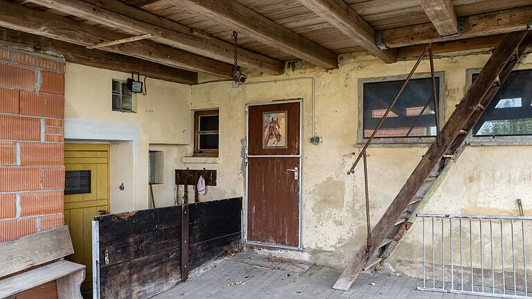 Viele Anbauten: Die Rückseite des Hauses in der Gartenstadt, das vorne bereits seit Monaten teilabgerissen ist. Viele Anbauten: Die Rückseite des Hauses in der Gartenstadt, das vorne bereits seit Monaten teilabgerissen ist.