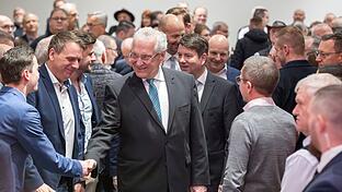 Bayerns Innenminister Joachim Herrmann (Mitte) kam auf Einladung seines Staatssekretärs Sandro Kirchner (hinter ihm) zum Neujahrsempfang des CSU-Kreisverbands Bad Kissingen nach Münnerstadt.