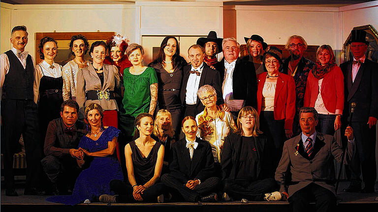 Schauspieler: Das Ensemble des Stadttheaters Gerolzhofen nach einer Vorstellung. Schauspieler: Das Ensemble des Stadttheaters Gerolzhofen nach einer Vorstellung.