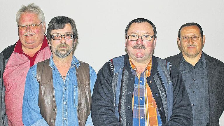 Verdiente Mitglieder: Hartmut Dürr, Vorsitzender des VfL Kleinlangheim (rechts) bedankte sich für langjährige Treue zum VfL Kleinlangheim bei Gerhard Brunner (25 Jahre Mitglied) sowie bei Hans Klostermayer und Andreas Paul, die zu Ehrenmitgliedern ernannt wurden. Verdiente Mitglieder: Hartmut Dürr, Vorsitzender des VfL Kleinlangheim (rechts) bedankte sich für langjährige Treue zum VfL Kleinlangheim bei Gerhard Brunner (25 Jahre Mitglied) sowie bei Hans Klostermayer und Andreas Paul, die zu Ehrenmitgliedern ernannt wurden.