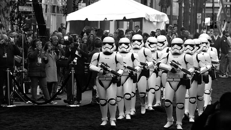 An Alternative View Of The Premiere Of Walt Disney Pictures And Lucasfilm's 'Star Wars: The Force Awakens'       -  Die Macht ist erwacht: Monatelang haben Fans weltweit auf den neuen «Star Wars»-Film gewartet, am Montagabend feiert «Das Erwachen der Macht» in Los Angeles mit allen Stars Weltpremiere. Die Details des siebten Films der Erfolgsreihe waren bis zuletzt geheim.