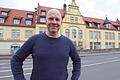 Wolfram Rupperti vor&nbsp;dem Alten Krankenhaus in Kitzingen, in dem er geboren ist. Der Schauspieler hat es auf die großen Bühnen geschafft. Aktuell ist er festes Ensemblemitglied am Wiener Burgtheater.