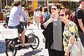 Erika Rose (links) und Renate Fiedler von der Würzburger Seniorenvertretung fordern ein absolutes Radfahrverbot in den Fußgängerzonen. Im Bild eine Engstelle am Oberen Markt.