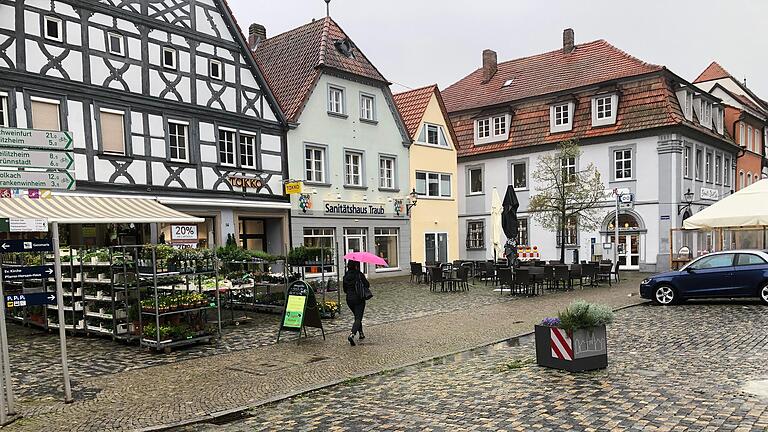 Gerolzhöfer Geschäftsleute, die städtische Flächen zum Beispiel für Verkaufsstände oder Bestuhlung nutzen, müssen dafür weiterhin keine Gebühren entrichten. Gerolzhöfer Geschäftsleute, die städtische Flächen zum Beispiel für Verkaufsstände oder Bestuhlung nutzen, müssen dafür weiterhin keine Gebühren entrichten.