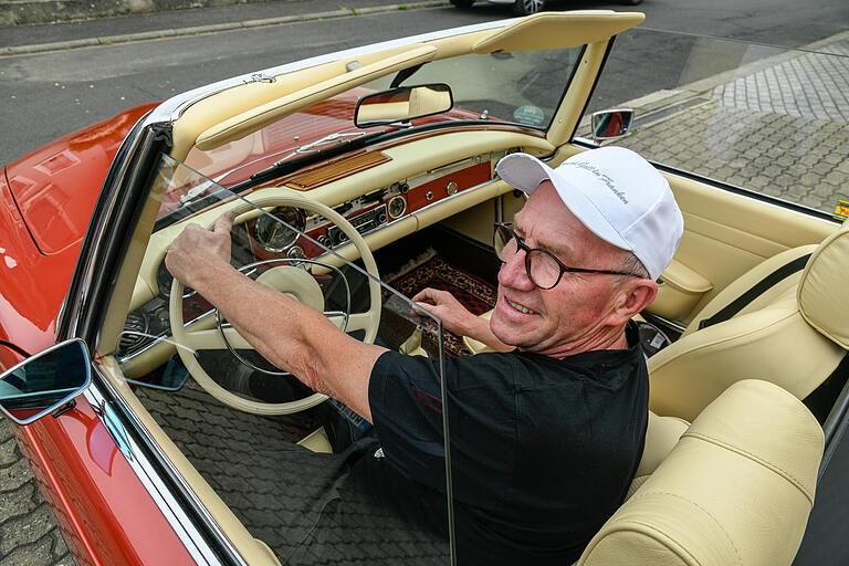 In seinem roten Mercedes Benz Oldtimer hofft der Oldtimer-Liebhaber die Marienberg Classic Rallye bei schönstem Wetter fahren zu können. In seinem roten Mercedes Benz Oldtimer hofft der Oldtimer-Liebhaber die Marienberg Classic Rallye bei schönstem Wetter fahren zu können.