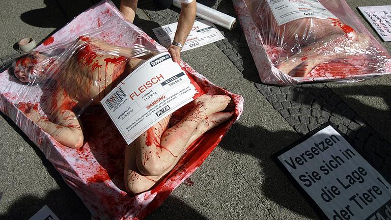 Mit aufsehenerregenden Aktionen (Archivbild von 2006) macht Peta auf den Tierschutz aufmerksam. Dazu gehören auch Anzeigen. Mit aufsehenerregenden Aktionen (Archivbild von 2006) macht Peta auf den Tierschutz aufmerksam. Dazu gehören auch Anzeigen.