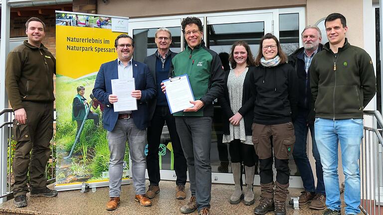 Beteiligte bei der Unterzeichnung des Kooperationsvertrages
zur Naturpark-Schule. Bestehende Partnerinnen und Partner werden die
Schule weiter begleiten.&nbsp;