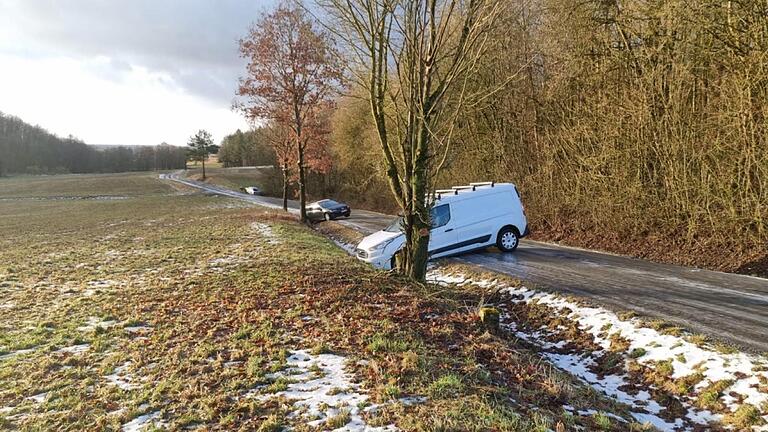 Wird weder geräumt noch gestreut: Auf der Verbindungsstraße von Maria Bildhausen nach Rheinfeldshof ereigneten sich bei Glatteis fünf Unfälle in drei Tagen.