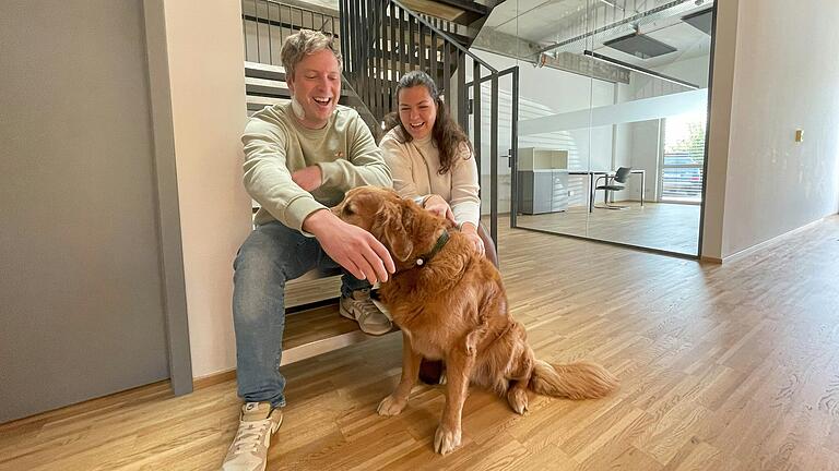 Michael Weisenseel, Drivecon-Geschäftsführer, und Lara Kapp, zuständig für das Marketing, mit dem Kuschel-Beauftragten Max. Auch der Golden Retriever trägt zu einem positiven Betriebsklima bei. Michael Weisenseel, Drivecon-Geschäftsführer, und Lara Kapp, zuständig für das Marketing, mit dem Kuschel-Beauftragten Max. Auch der Golden Retriever trägt zu einem positiven Betriebsklima bei. 