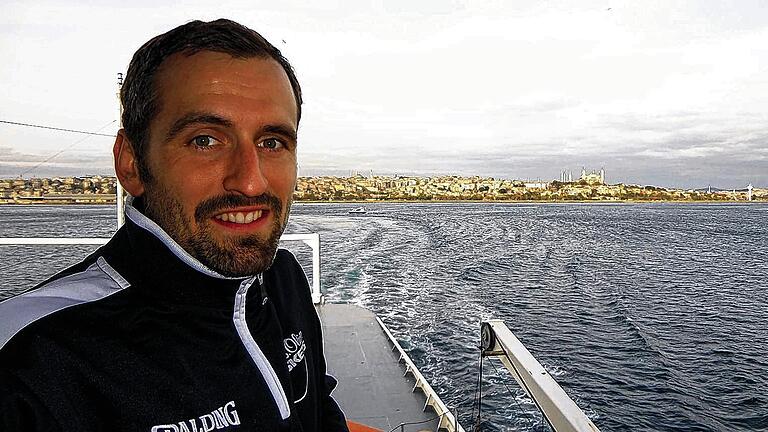 Auf großer Fahrt: Baskets-Urgestein Christoph Henneberger auf dem Weg zum ersten EuroCup-Auswärtsspiel. Im Hintergrund die Millionenstadt Istanbul. Auf großer Fahrt: Baskets-Urgestein Christoph Henneberger auf dem Weg zum ersten EuroCup-Auswärtsspiel. Im Hintergrund die Millionenstadt Istanbul.