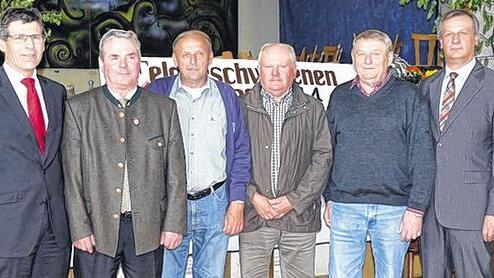 Auszeichnung: (von links) Landrat Thomas Schiebel, Werner Henning (25), Walter Weigand (30), stellvertretender Obmann Helmut Langer, Karl Kratz (25) und Vermessungsdirektor Erhard Glaab. Auszeichnung: (von links) Landrat Thomas Schiebel, Werner Henning (25), Walter Weigand (30), stellvertretender Obmann Helmut Langer, Karl Kratz (25) und Vermessungsdirektor Erhard Glaab.