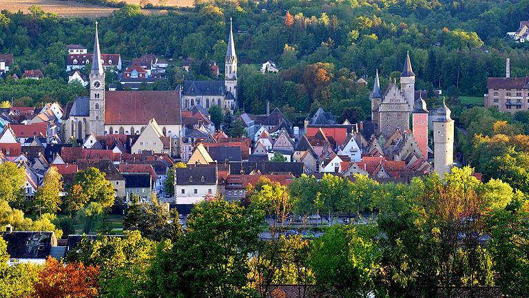 Die Ochsenfurter Stadträte haben einiges vor, aber haben sie auch das Geld, die Stadt der Türme und ihre Ortsteile voranzubringen? Corona macht es schwierig, einen Haushaltsplan aufzustellen. Die Ochsenfurter Stadträte haben einiges vor, aber haben sie auch das Geld, die Stadt der Türme und ihre Ortsteile voranzubringen? Corona macht es schwierig, einen Haushaltsplan aufzustellen. 