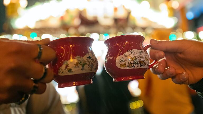 Der Glühwein gehört - nicht nur wie hier in Würzburg - zum Weihnachtsmarkt wie die bunten Lichter. Der Glühwein gehört - nicht nur wie hier in Würzburg - zum Weihnachtsmarkt wie die bunten Lichter. 